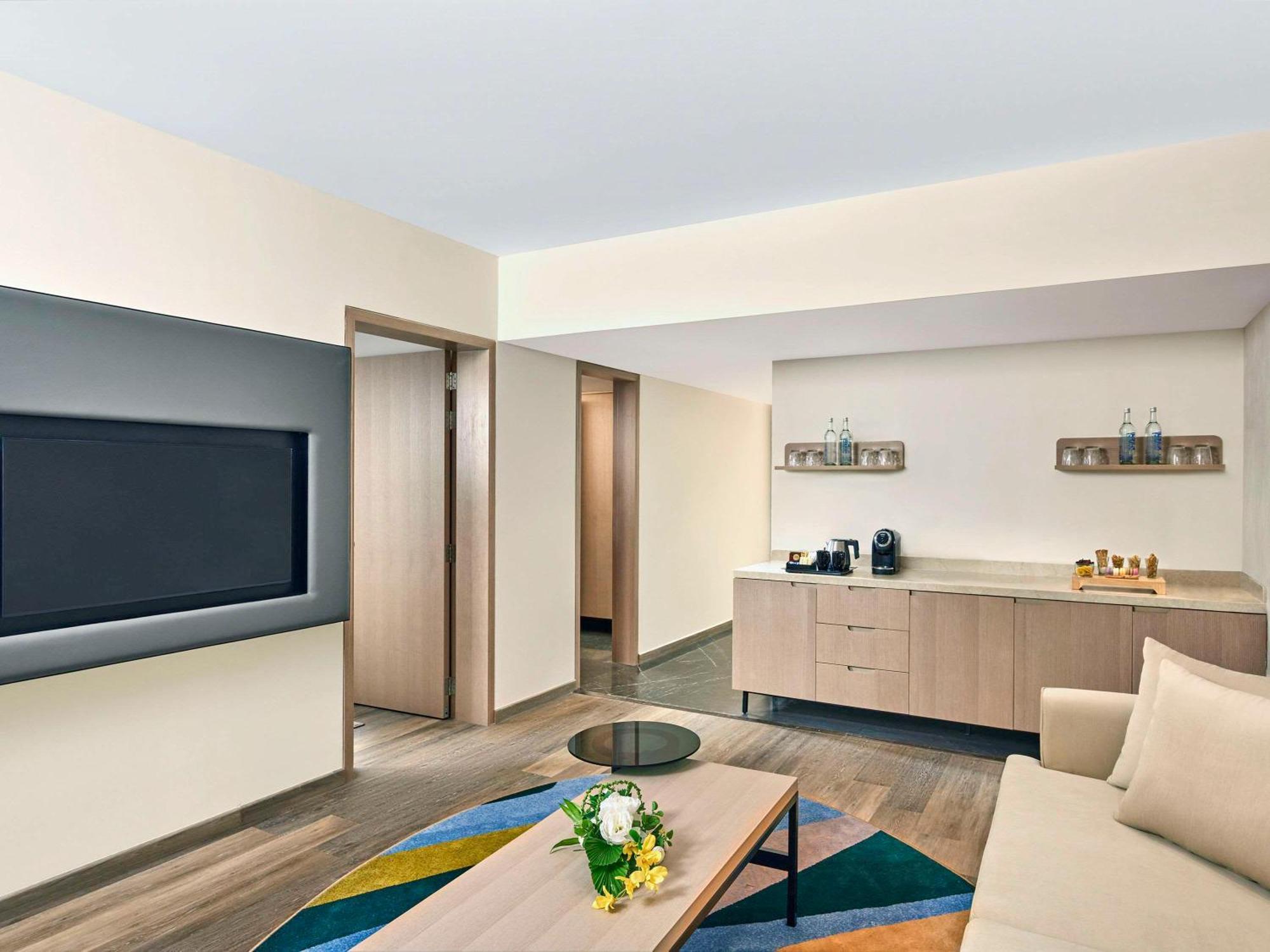 Novotel Mumbai International Airport Exterior foto A suite at the hotel
